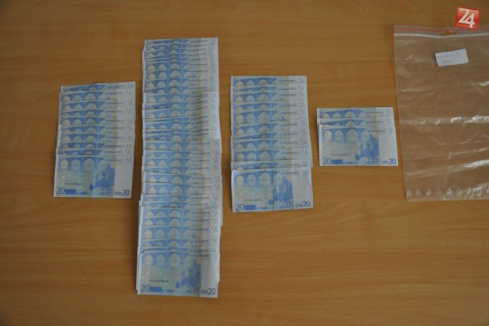 Ilustračný obrázok k článku Chlapi chceli vymeniť falošné bankovky: Policajti našli 59 kusov falzifikátov!