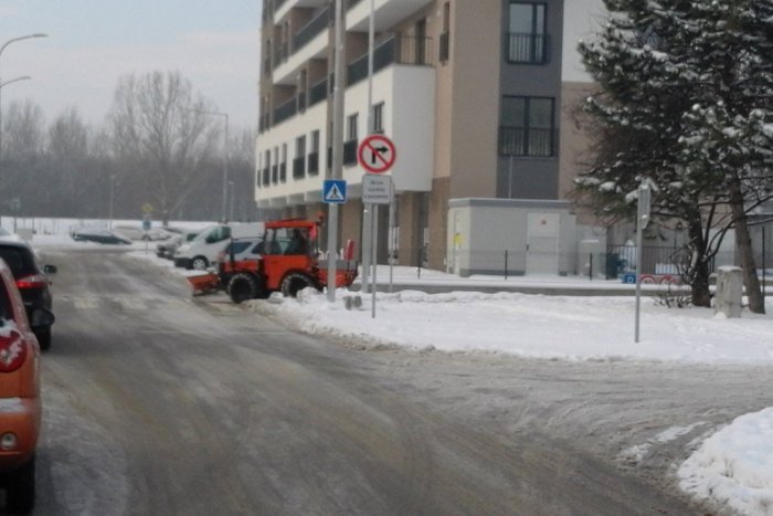 Ilustračný obrázok k článku Radnica čistí ulice od snehu: Primátor vyzdvihol obyvateľov, ktorí pomáhajú