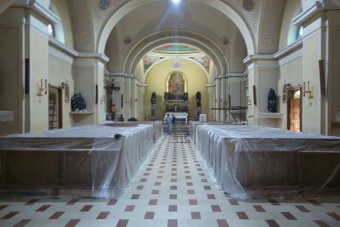 Ilustračný obrázok k článku Šaliansky kostol v renovácii: Interiér bude žiariť novou výmaľbou, FOTO