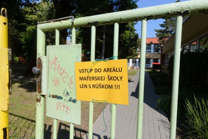 Ilustračný obrázok k článku Šalianske školy sa pripravujú na otvorenie: Dostali stovky litrov dezinfekcie