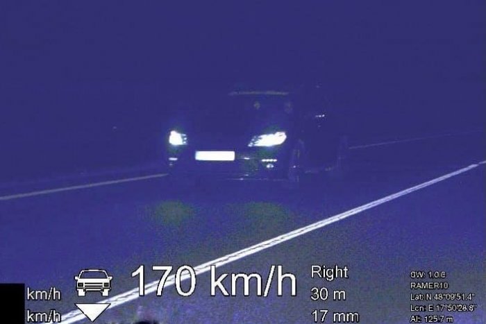 Ilustračný obrázok k článku Šalianski policajti odhalili nočného "pretekára": Rýchlosť prekročil o 100 km/h!