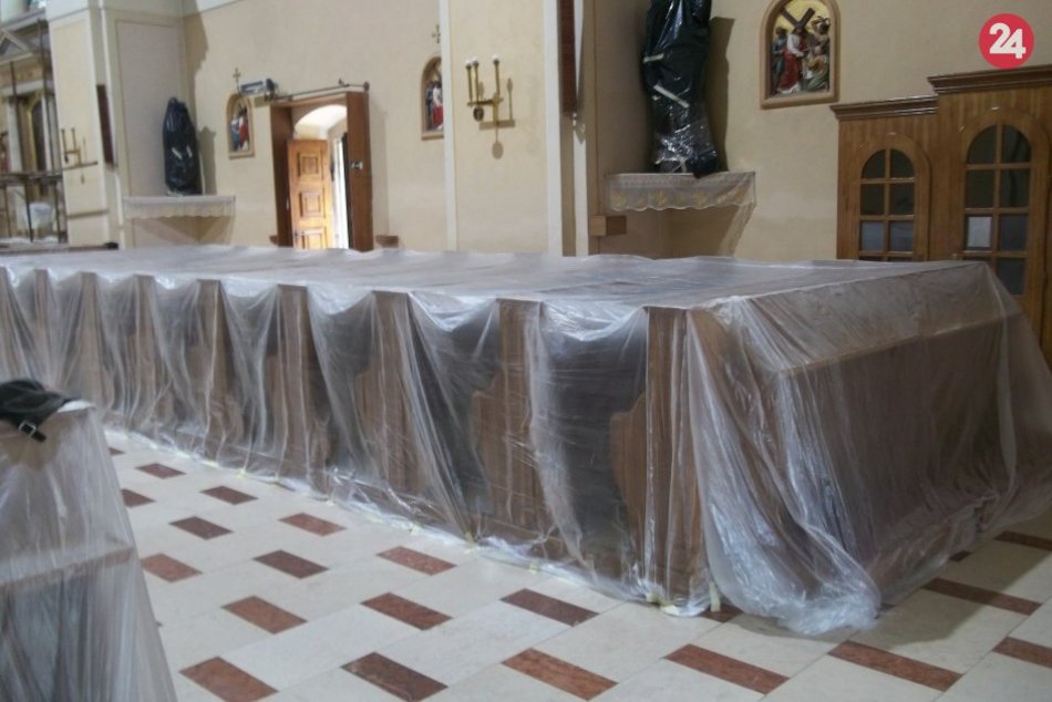 Šaliansky kostol v renovácii: Interiér bude žiariť novou výmaľbou, FOTO