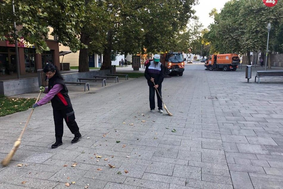 Šaľa začala s jesennými prácami: Radnica skrášľuje zeleň aj chodníky, FOTO